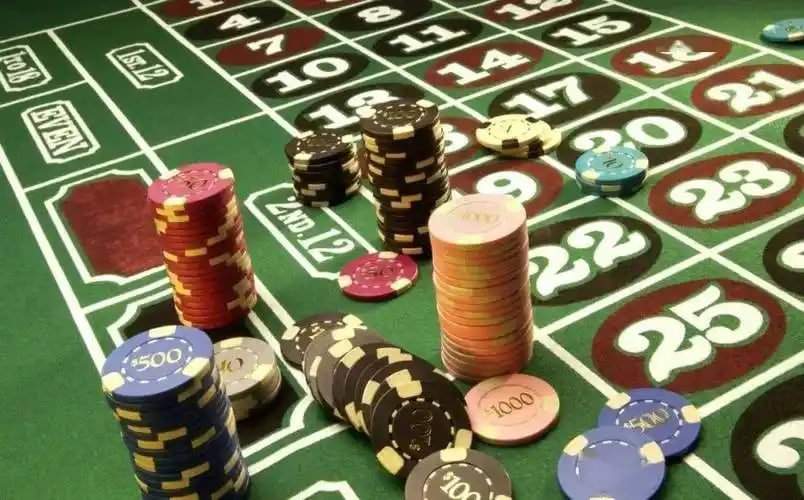 Handphone menampilkan proses penarikan dana cepat dengan sistem rupiah di microtogel88